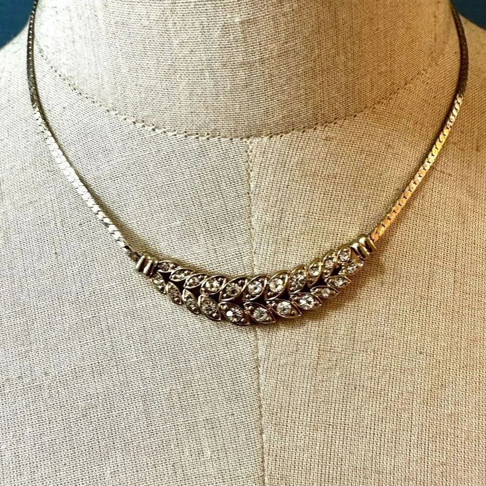Gold tone rhinestone vintage  leaf  pendant necklace